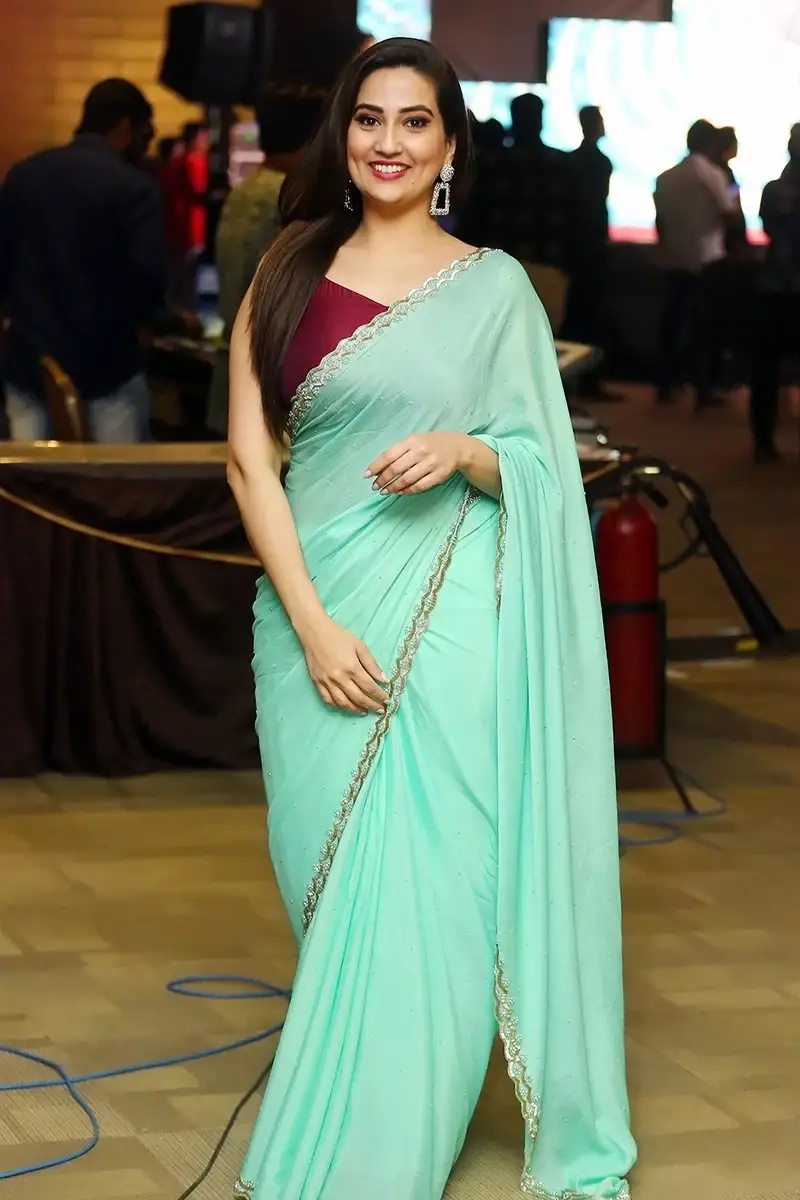 INDIA S MOST BEAUTIFUL WOMEN MANJUSHA RAMPALLI IN SLEEVELESS GREEN SAREE 10